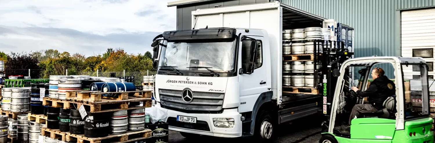 Ein LKW wird beladen